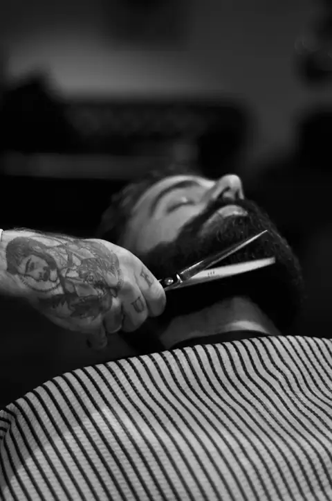 Equipamentos e ambiente de barbearia profissional